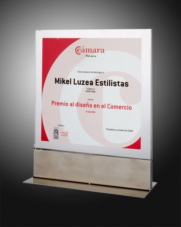 premio-AL-DISEÑO-EN-EL-COMERCIO-2004